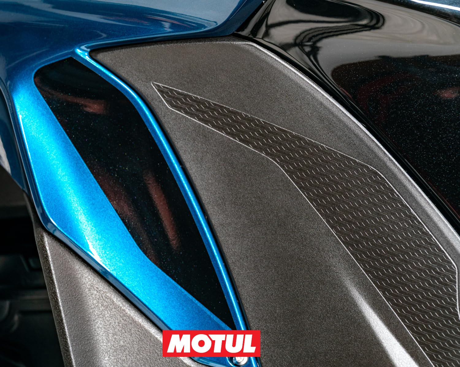 motul-mc-care-e11-matte-surface-clean-nettoyant-surfaces-mates-moto-400-ml image 6