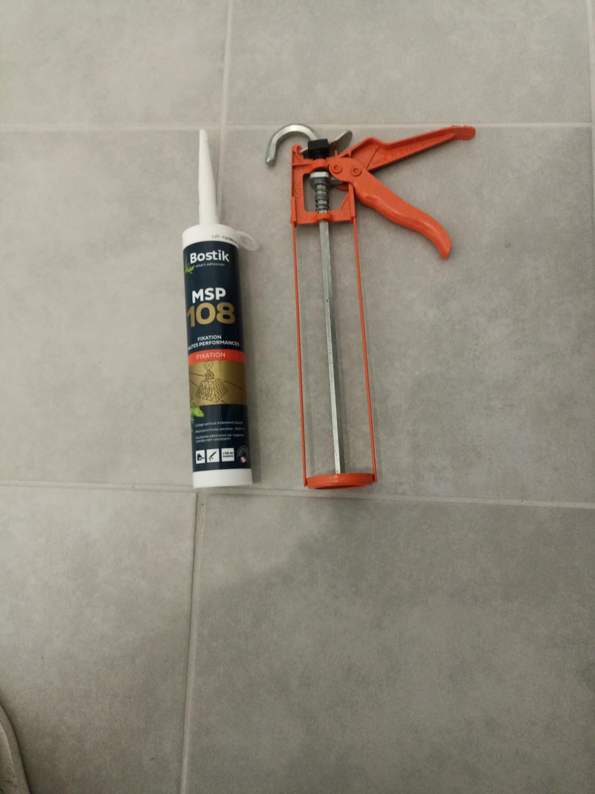 Miroir lourd fixé sans vis
